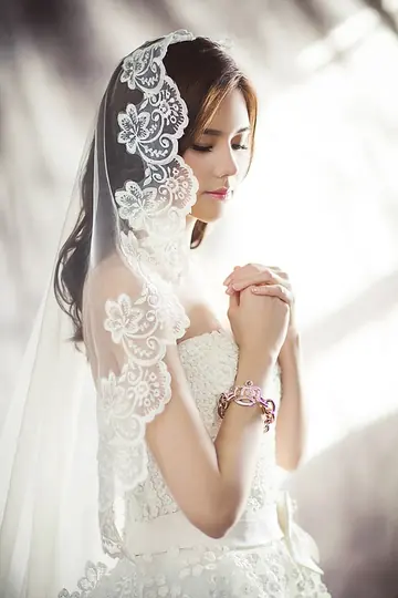 Haciendo su Propio Velo de Bodas